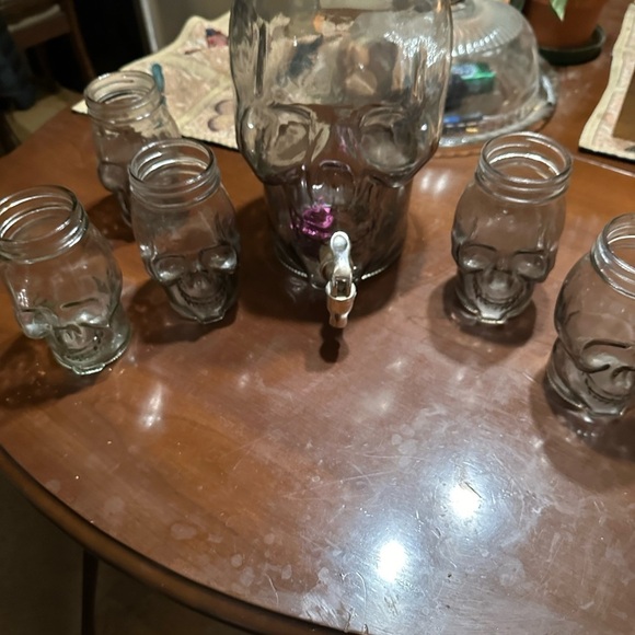 In time for Halloween SKULL DRINK HEAD AND CUPS - Picture 3 of 5